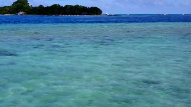 Dagtextuur van perfecte strand vakantie door aqua blauwe zee met schone zandachtergrond na zonsopgang — Stockvideo
