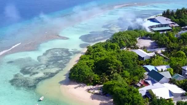 Zonnig landschap van luxe toeristische strandvakantie door blauwe lagune met witte zandachtergrond voor zonsondergang — Stockvideo