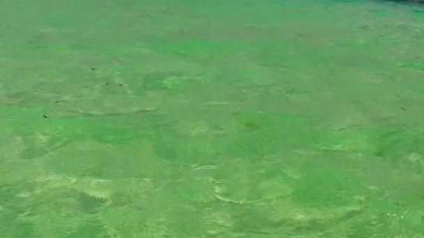 Panorama romântico de viagem de praia lagoa perfeita pelo oceano azul e fundo arenoso branco perto de ondas — Vídeo de Stock