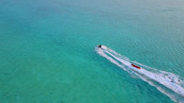 Kopiuj panoramę przestrzeni relaksującej plaży wybrzeża rejs przez błękitne morze i biały piasek tło w pobliżu palm — Wideo stockowe