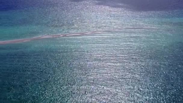 Abstrato ensolarado de belas férias de praia de praia pelo mar azul do aqua e fundo arenoso limpo antes do pôr do sol — Vídeo de Stock
