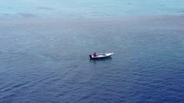 Blisko podróży tropikalny widok na morze wakacje na plaży przez błękitne morze i białe piaszczyste tło po wschodzie słońca — Wideo stockowe