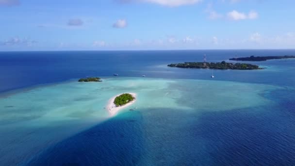 Wisata Drone dari petualangan pantai mewah oleh air biru dengan latar belakang berpasir bersih — Stok Video