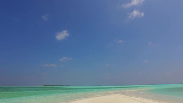 波の近くに白い砂浜の背景を持つ青いラグーンによるエキゾチックな島のビーチ休暇のスペース抽象的なコピー — ストック動画
