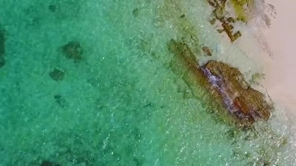Αντιγραφή χώρο φύση της ήρεμης ακτή ταξίδι στην παραλία με μπλε πράσινο ωκεανό με λευκή άμμο φόντο κοντά surf — Αρχείο Βίντεο