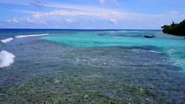 Közelkép utazás idilli tengeri kilátás strand utazás kék tenger fehér homok háttér közelében homokos part — Stock videók