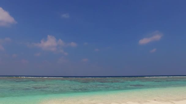 Széles látószögű panoráma luxus üdülőhely strand idő vízi kék óceán fehér homokos háttér üdülőhely közelében — Stock videók
