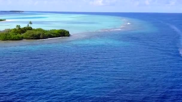 Drohnenstruktur des luxuriösen Strandlebens an der Küste durch blaues Wasser mit weißem Sandhintergrund — Stockvideo