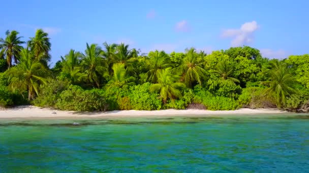 Zonnig landschap van luxe toeristische strand tijd door ondiepe zee en witte zandachtergrond in de buurt van golven — Stockvideo
