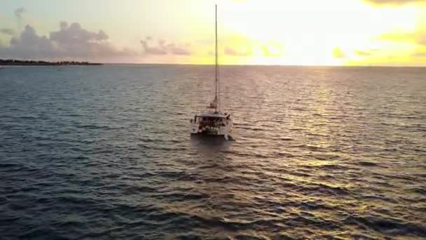 Gün doğumundan sonra şeffaf deniz ve parlak kumlu arka plan ile huzurlu sahil tatilinin uzay manzarasını kopyala — Stok video