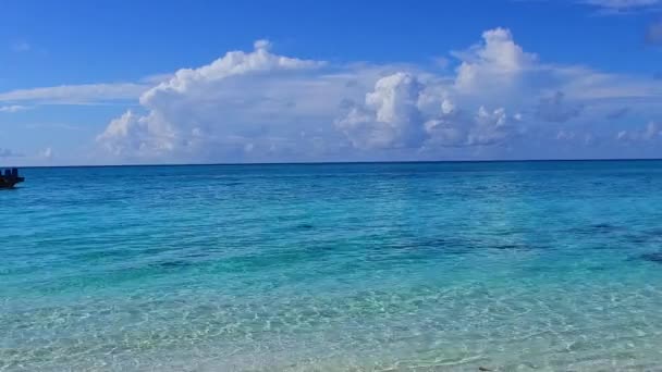 Pemandangan cerah pantai teluk laut perjalanan dengan laut dangkal dan latar belakang berpasir putih dekat bank pasir — Stok Video