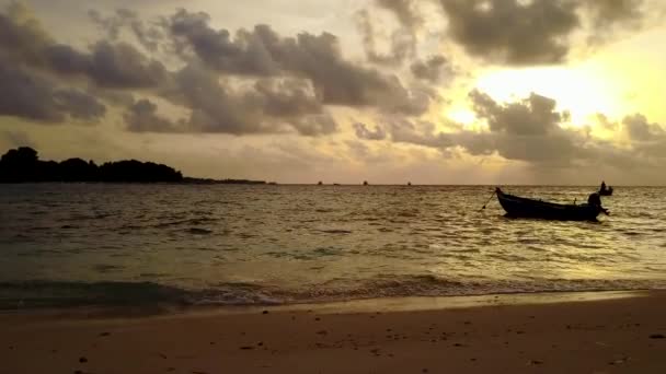 Textura veraniega de relajante viaje de playa por agua azul con fondo de arena blanca cerca de las olas — Vídeo de stock