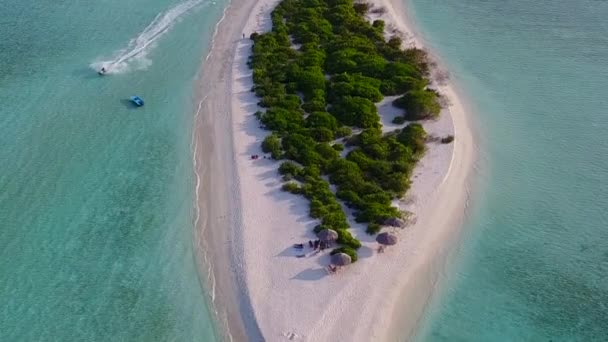 砂浜の近くに明るい砂の背景を持つ青い海による静かな湾のビーチトリップの日当たりの良いテクスチャ — ストック動画
