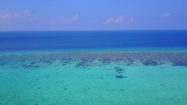 Mar vazio de bela baía praia vida selvagem por mar azul com fundo de areia branca após o nascer do sol — Vídeo de Stock