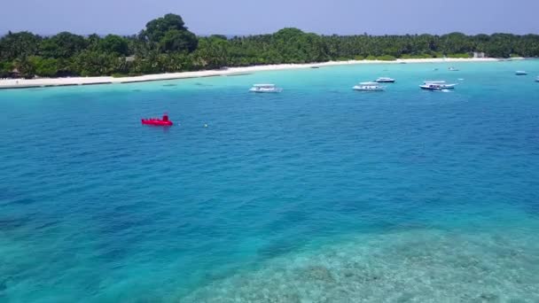 열대 섬의 해 변을 따라 흐르는 태양과 같은 파노라마, 파도 근처에 하얀 모래 배경이 있는 투명 한바다를 따라 여행 한다 — 비디오