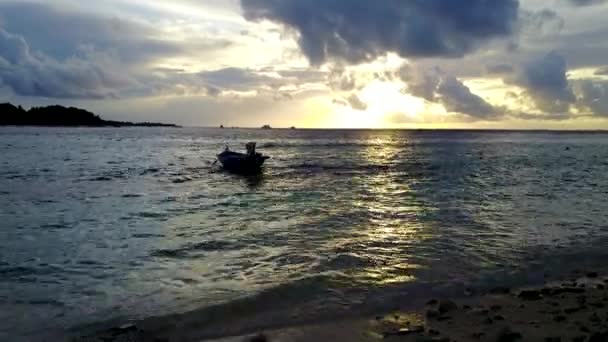 Pusty turystyka relaksujący czas plaży brzegu przez czysty ocean z białym, piaszczystym tle w pobliżu rafy — Wideo stockowe