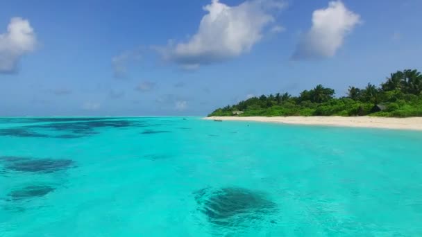 Άδειο τουρισμό εξωτική παραλία διάλειμμα από τον γαλάζιο ωκεανό και φωτεινό αμμώδη φόντο κοντά sandbar — Αρχείο Βίντεο