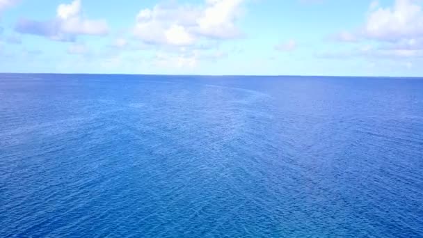 Paisagem aérea drone de tranquila viagem de praia ilha por mar azul-turquesa com fundo de areia branca — Vídeo de Stock