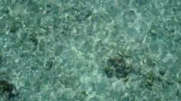 Brett vinkel resa i lugn lagun strand semester med blått vatten med vit sand bakgrund nära resort — Stockvideo