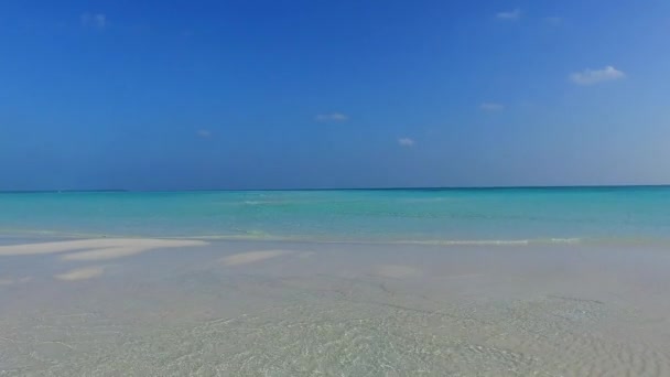 阳光下明亮沙质背景的蓝色大海中奇异度假胜地海滩航行的空间抽象复制 — 图库视频影像