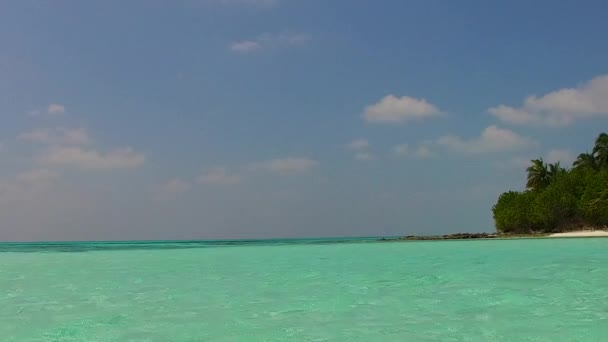 Amplio paisaje de ángulo de estilo de vida playa costa perfecta por el agua transparente y fondo de arena blanca cerca del complejo — Vídeos de Stock