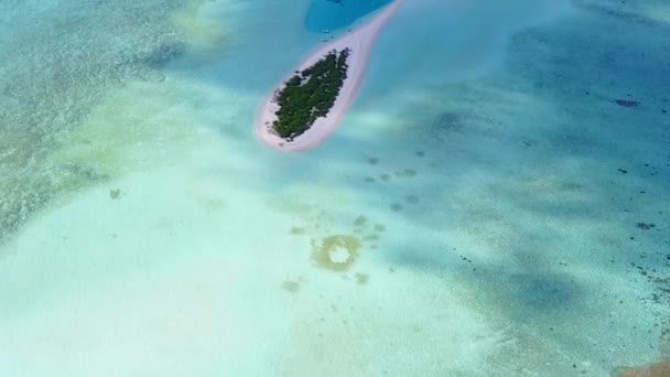 Letecký drone nebe klidné pobřeží pláž životní styl podle modrého oceánu a bílého písku pozadí — Stock video