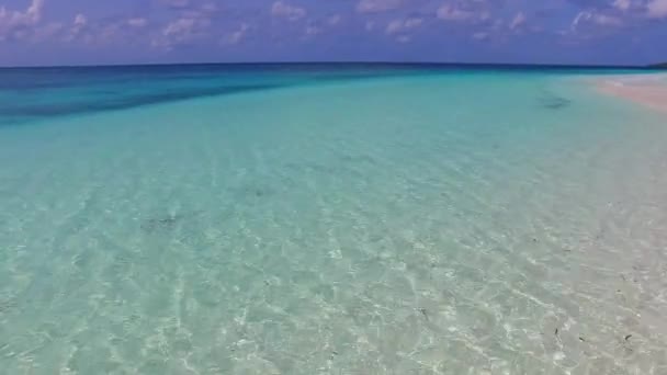 Szeroki kąt krajobraz morski pięknej plaży kurortu wakacje płytkiej laguny i czystego piasku tła w słońcu — Wideo stockowe