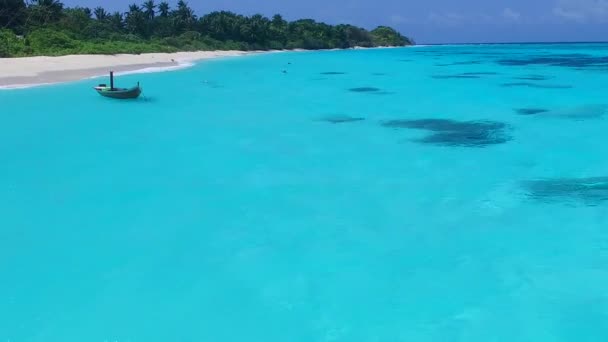 Viagem aérea de luxo vista mar praia break by blue ocean com fundo arenoso branco — Vídeo de Stock