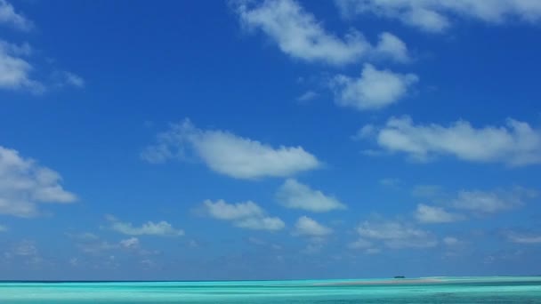 Verão natureza do paraíso ilha praia aventura por lagoa azul e fundo arenoso branco perto de barra de areia — Vídeo de Stock