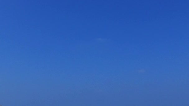 Romantis pemandangan pantai mewah satwa liar dengan air biru dengan pasir putih latar dekat resor — Stok Video
