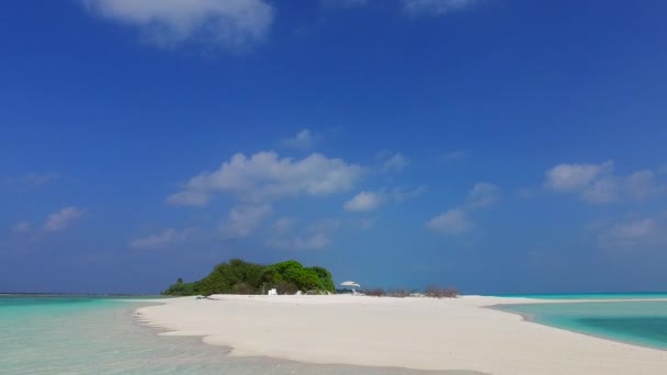 Słoneczna turystyka idyllicznego czasu plaży wyspy przez płytkiej laguny z jasnym, piaszczystym tle w pobliżu kurortu — Wideo stockowe