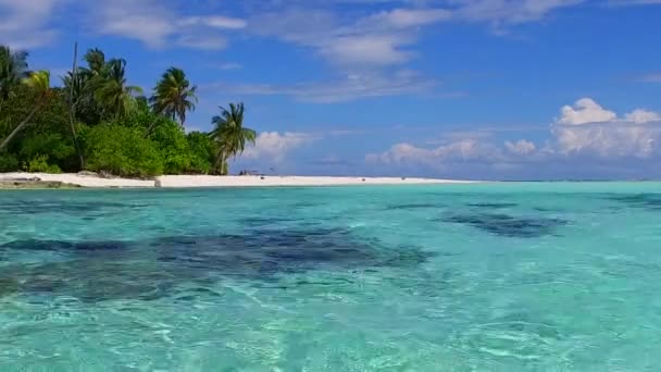Abstrato quente de férias de praia de costa tropical por mar azul-turquesa com fundo arenoso branco perto de barra de areia — Vídeo de Stock