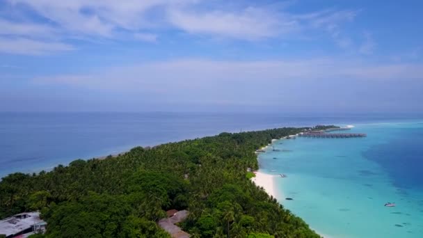 Mavi lagün ve beyaz kumlu arka planda deniz turizminin hava manzarası — Stok video