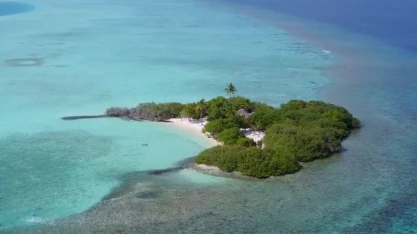 Mavi deniz kıyısındaki cennet gibi sahil yolculuğunun yaz gökyüzü ve dalgaların yakınındaki temiz kum arka planı — Stok video