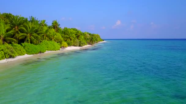 Textura vacía del viaje a la playa de la costa tropical con agua azul y fondo de arena blanca antes del atardecer — Vídeos de Stock