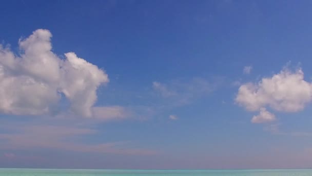 Paisagem aérea drone de viagem de praia da baía marinha por aqua lagoa azul com fundo arenoso branco — Vídeo de Stock