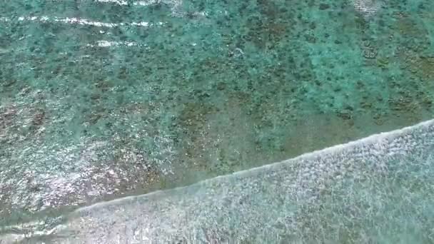 Aqua blue lagoon 'dan mükemmel ada plaj macerasının romantik dokusu ve güneş ışığında beyaz kum arka planı — Stok video