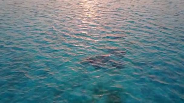 Cálido paisaje marino de la bahía paradisíaca tiempo de playa por el agua azul con fondo de arena blanca cerca de arrecife — Vídeos de Stock