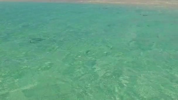 Panorama ensolarado de estilo de vida perfeito praia lagoa por água transparente com fundo de areia branca após o nascer do sol — Vídeo de Stock