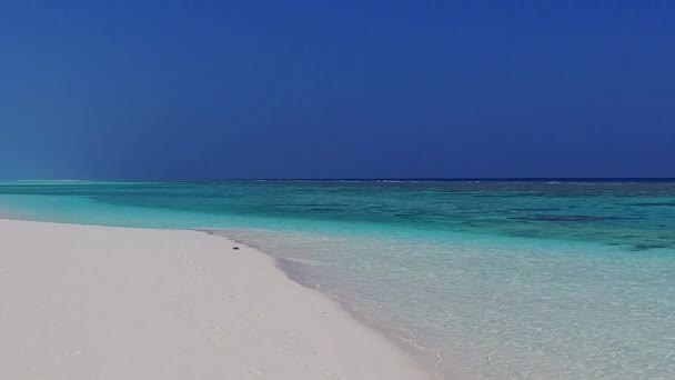 Słoneczny krajobraz relaksującego wybrzeża czas plaży przez błękitne morze i jasny piasek tło w pobliżu piaskownicy — Wideo stockowe