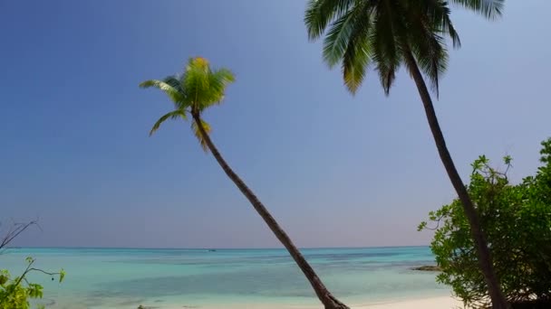 Sunny krajina tropického pobřeží pláž přestávka podle modrého oceánu a bílého písečného pozadí v blízkosti písečného baru — Stock video