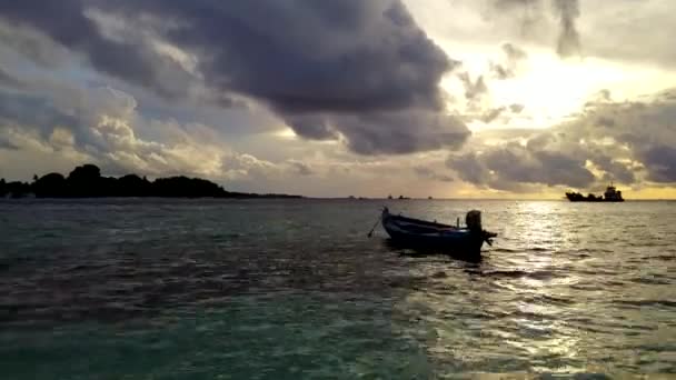 Texture aérienne de drone exotique vue sur la mer voyage sur la plage par océan clair avec fond sablonneux blanc — Video