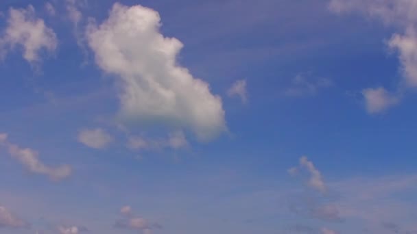 Копирование космической текстуры спокойный пляж залива отдыха у синего моря с белым песком фона рядом с рифом — стоковое видео