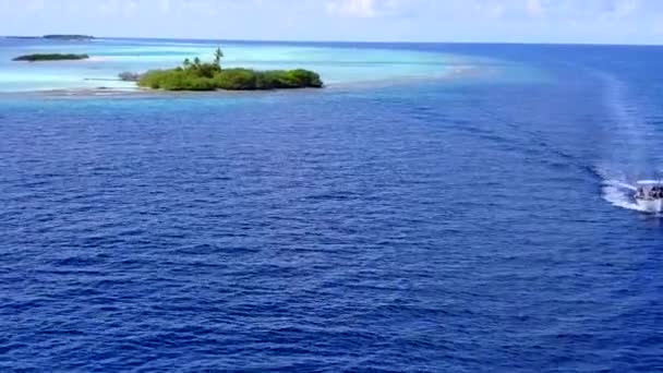 Tagsüber Landschaft von luxuriösen touristischen Strand Reise durch blaues Meer und weißen Sand Hintergrund vor Sonnenuntergang — Stockvideo