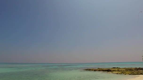 Cielo vuoto di tranquilla spiaggia turistica stile di vita da acqua laguna blu con sfondo sabbioso luminoso alla luce del sole — Video Stock