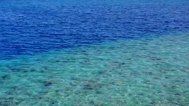 Sommar resa tropiska stranden resa med grunt hav med vit sand bakgrund nära surfa — Stockvideo