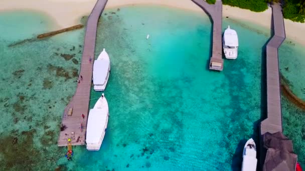 Close up Meereslandschaft der perfekten Insel Strandabenteuer durch blaues Wasser und weißen Sandhintergrund in der Nähe Sandbank — Stockvideo