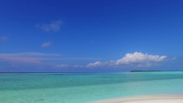 靠近海浪的蓝绿色泻湖和白沙滩背景，让天堂海滨的风景更加美丽 — 图库视频影像