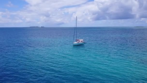 Perjalanan Sunny dari laut yang indah pemandangan pantai istirahat oleh laut transparan dengan latar belakang pasir putih di dekat ombak — Stok Video