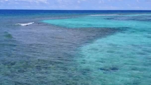 Meleg táj tengerparti strand nyaralás vízi kék óceán és tiszta homokos háttér közelében homokos bár — Stock videók